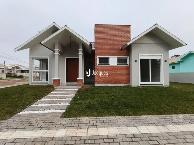 Fachada de uma casa moderna com revestimento de tijolo e estuque em Lajeado, Brasil.