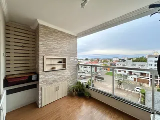 Sala de estar com vista para a paisagem urbana de Lajeado.