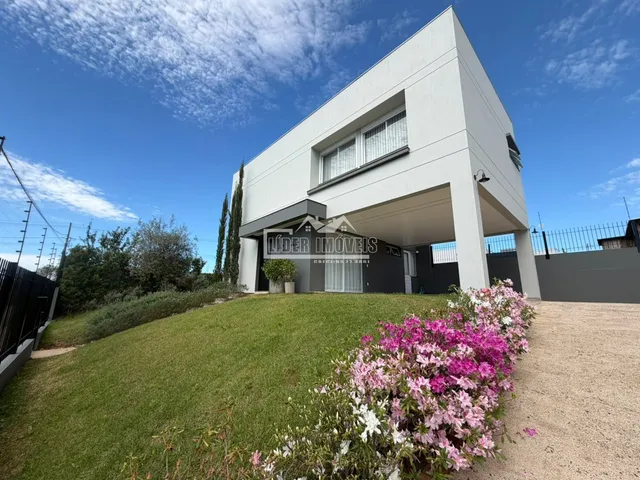 Fachada moderna de uma casa em Lajeado, Brasil, com jardim em primeiro plano.