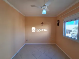 Foto de um cômodo interno com paredes bege e piso de cerâmica.