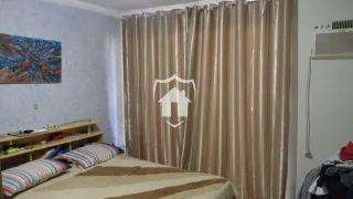 Quarto com cama e cortinas em um imóvel no Brasil.