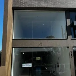 Fachada de um imóvel residencial com grandes painéis de vidro em Lajeado, Brasil.