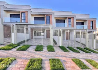 Fachada moderna de uma residência em Lajeado, Brasil com grandes portas de vidro.