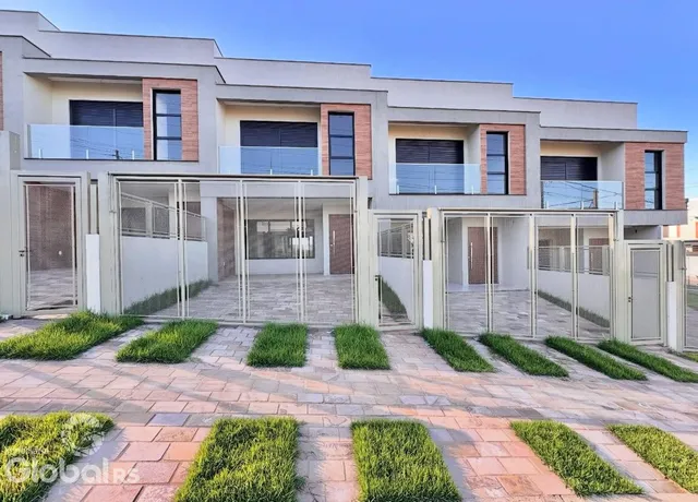 Fachada moderna de uma residência em Lajeado, Brasil com grandes portas de vidro.