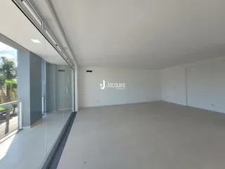 Ambiente interno de uma sala ampla em uma propriedade.