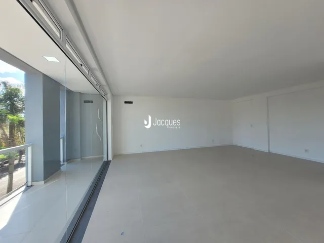 Ambiente interno de uma sala ampla em uma propriedade.