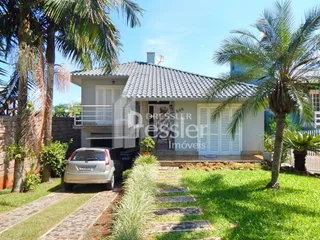 Fachada de uma casa em Lajeado, Brasil com jardim frontal.