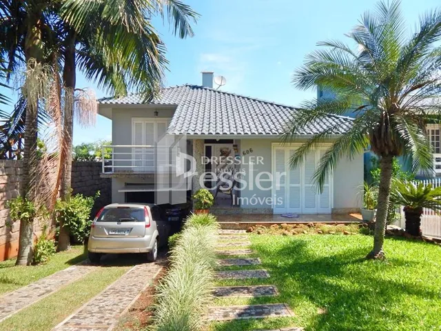 Fachada de uma casa em Lajeado, Brasil com jardim frontal.