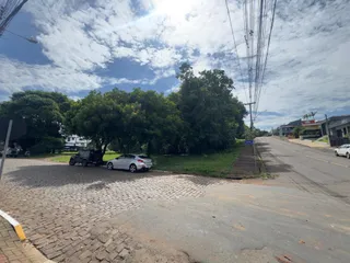 Vista da rua e área externa de uma propriedade em Lajeado, Brasil.