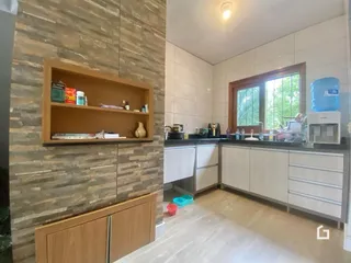 Interior de um ambiente com painel de madeira e piso claro.