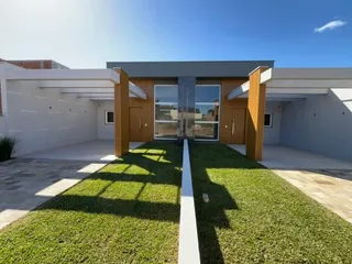 Foto da fachada de uma casa moderna com jardim em Lajeado, Brasil.