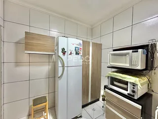 Foto de um interior com revestimento de cerâmica e eletrodomésticos.