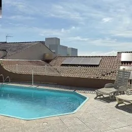 Foto da área externa com piscina e deck de uma residência em Lajeado.