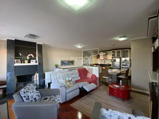 Sala de estar com lareira e sofá em ambiente residencial.