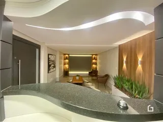 Vista de um ambiente interno moderno com teto curvo e painéis de madeira.
