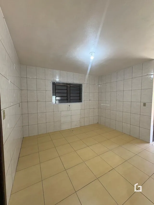 Ambiente interno com piso de cerâmica e paredes brancas.