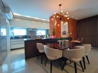 Ambiente de sala de jantar com cozinha moderna em Lajeado.