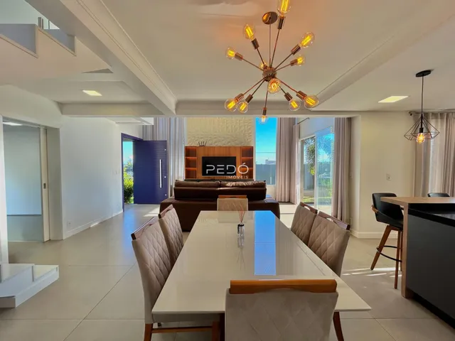 Sala de estar com sofá e mesa de jantar em um apartamento.