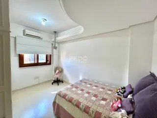 Quarto com cama e janela em um imóvel no Brasil.