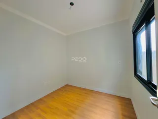 Vista interna de um cômodo com piso de madeira clara.