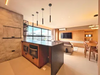 Uma sala de estar moderna com cozinha integrada e vista para a cidade.