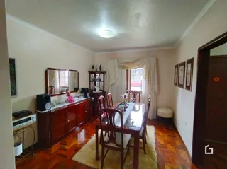 Ambiente interno com piso de madeira e móveis de madeira.