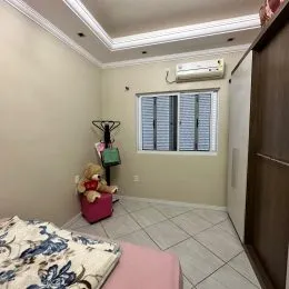 Foto de um cômodo interno com janela e ar-condicionado.