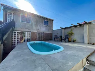 Vista da fachada de uma casa com piscina e área externa em Lajeado, Brasil.