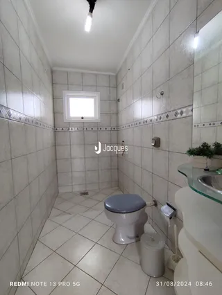Foto de um banheiro com revestimento de cerâmica e piso claro.