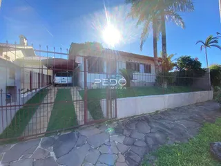 Fachada de uma residência em Lajeado, Brasil, com cerca e jardim.