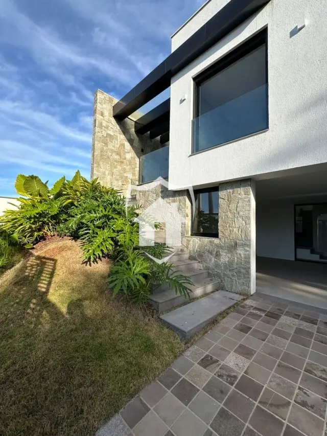 Fachada moderna de uma residência em Lajeado, Brasil, com jardim frontal.