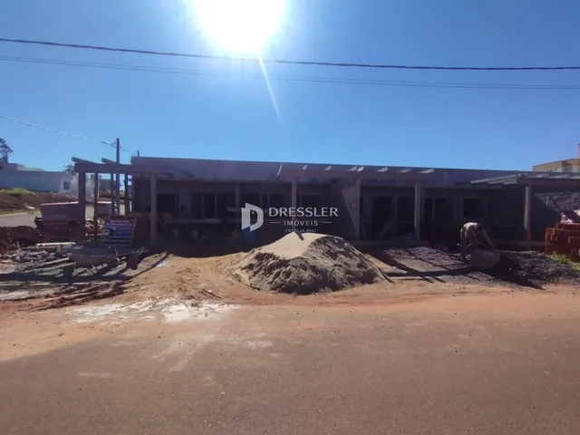 Vista externa de uma construção em Lajeado, Brasil, com terra exposta.