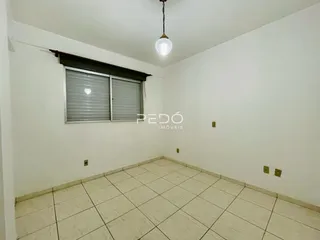 Ambiente interno de uma sala com piso de cerâmica clara.