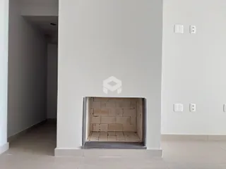 Vista de um corredor interno com uma nicho de alvenaria.