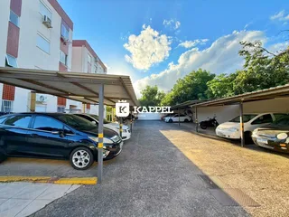 Vista externa de um estacionamento coberto com veículos em Lajeado, Brasil.