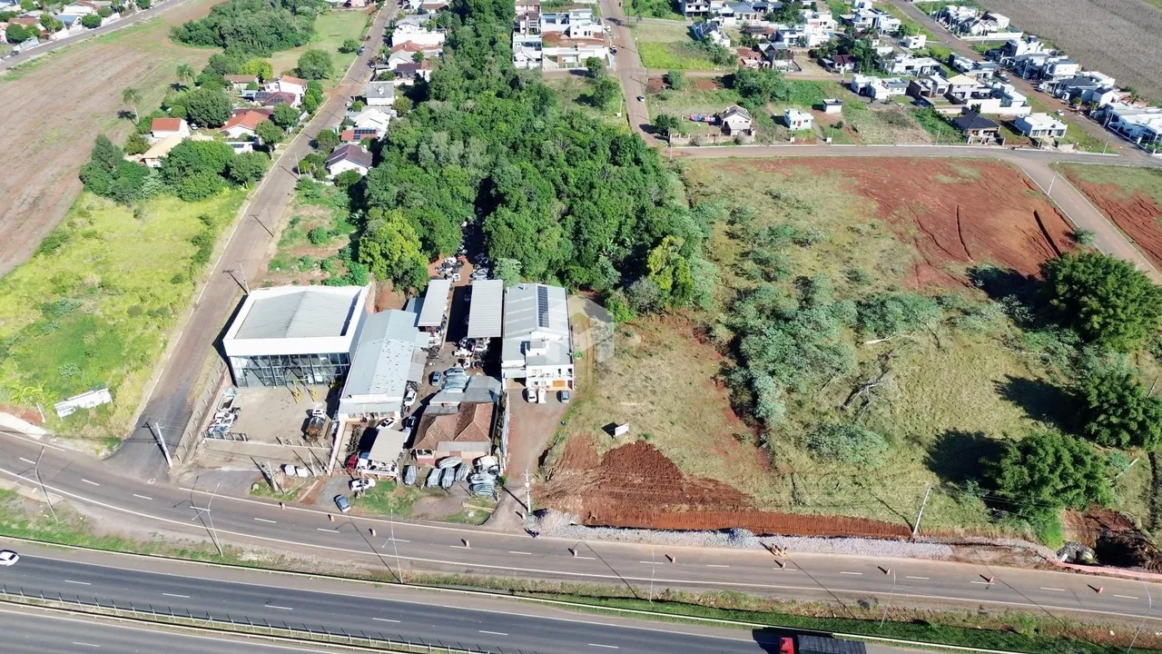 Vista aérea de um terreno com edificações e vegetação na região de Lajeado.
