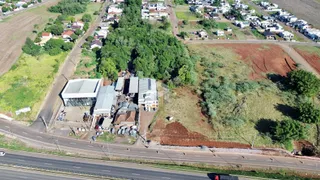 Vista aérea de um terreno com edificações e vegetação na região de Lajeado.