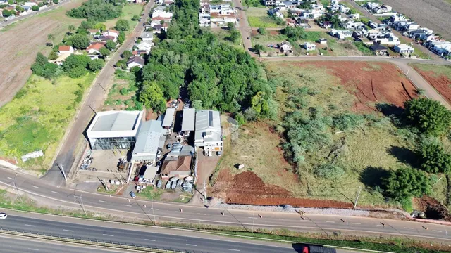 Vista aérea de um terreno com edificações e vegetação na região de Lajeado.