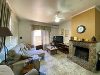 Sala de estar com sofá e lareira em imóvel no Brasil.