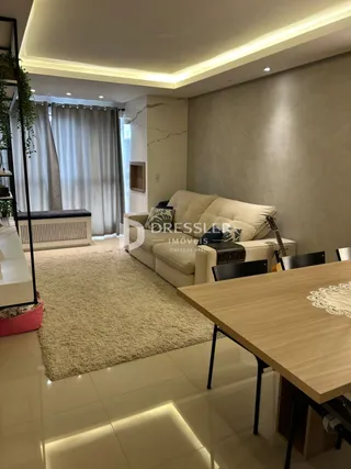 Sala de estar moderna com sofá e piso claro.