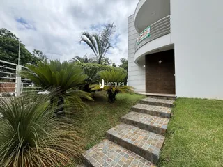 Fachada de uma residência em Lajeado com jardim e escadaria de pedra.