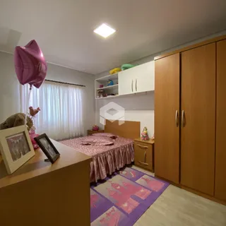 Quarto com armários e decoração em madeira.