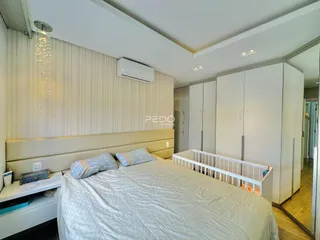 Quarto com cama e armários em um apartamento moderno.