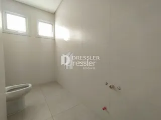 Foto de uma parede interna com janela e vaso sanitário em um imóvel.