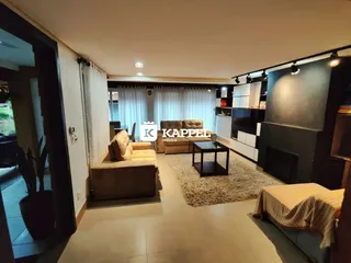 Sala de estar com sofá e lareira moderna.