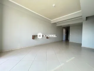 Hall de corredor com piso de cerâmica claro e paredes brancas.