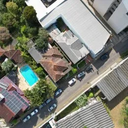 Vista aérea de uma propriedade em Lajeado, mostrando a área externa e a piscina.