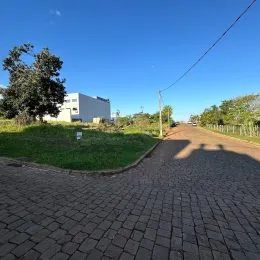 Vista externa do terreno com gramado e pavimento em Lajeado.