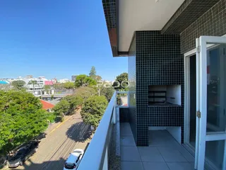 Vista da fachada de um imóvel em Lajeado, Brasil, com vista para a rua e vegetação.
