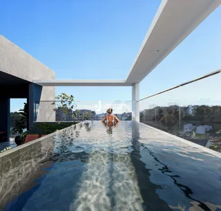 Vista moderna de uma área externa com água e vidro.